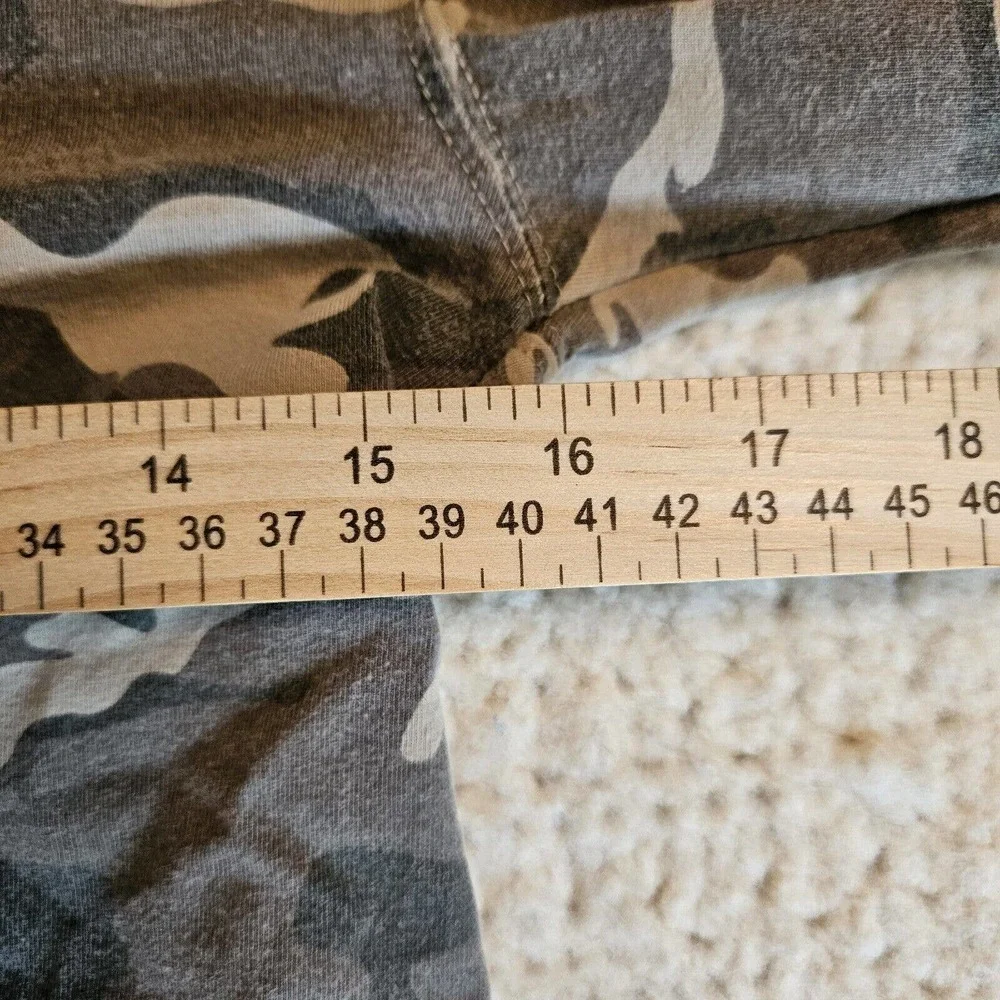 Levi's Boys Long Sleeve T-Shirt Brown Gray Camouflage Crew Cotton Size S 8 - 10 - Picture 6 of 7